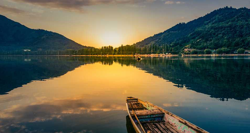 Explore Kashmir’s top scenic destinations, from lush valleys to serene lakes, perfect for nature lovers.