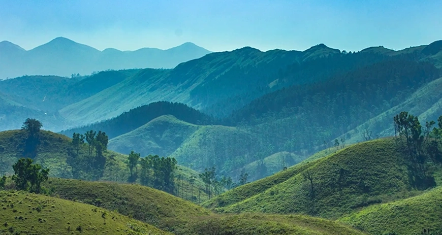 Explore Vagamon's meadows, pine forests, and thrilling activities like paragliding for an escape.